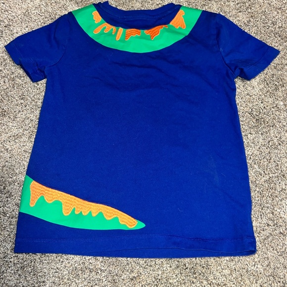 Mini boden wrap around dinosaur tee 6/7 - Picture 2 of 2